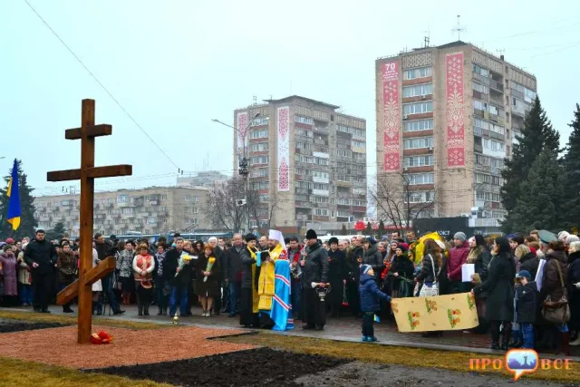 У Черкасах встановили дерев’яний хрест на вшанування пам’яті про Героїв Небесної Сотні (Фоторепортаж) — фото 2