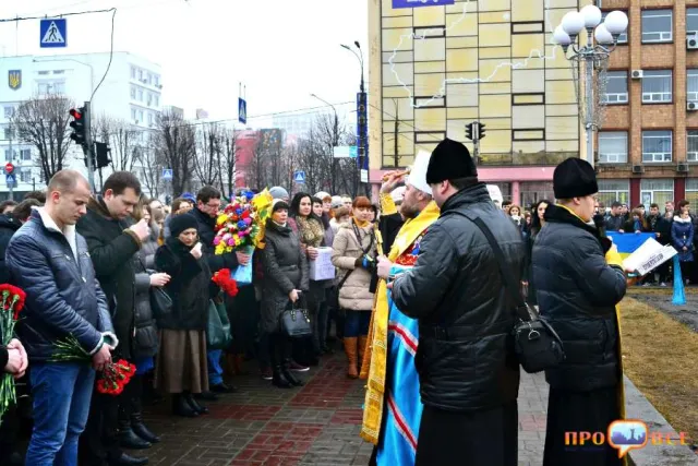 У Черкасах встановили дерев’яний хрест на вшанування пам’яті про Героїв Небесної Сотні (Фоторепортаж) — фото 4