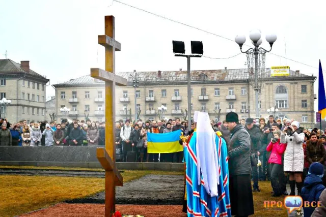 У Черкасах встановили дерев’яний хрест на вшанування пам’яті про Героїв Небесної Сотні (Фоторепортаж) — фото 5