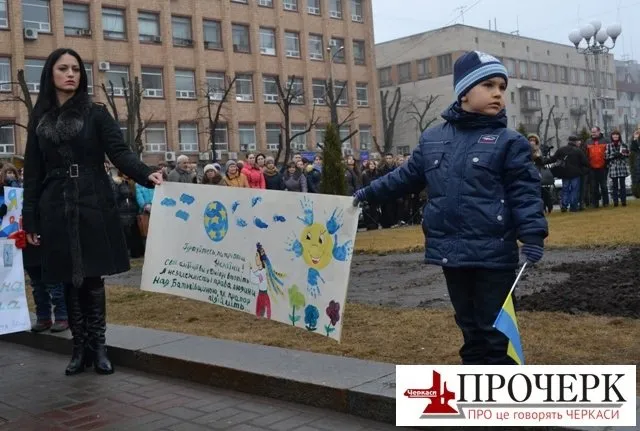 Черкаські діти просять «дядю Вову» не розпалювати війну (Фоторепортаж) — фото 1