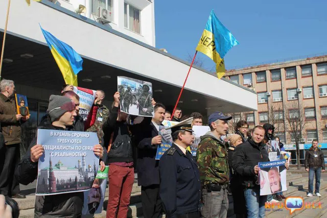 У Черкасах організували акцію проти інформаційної війни та на підтримку українських військовослужбовців (Фоторепортаж) — фото 1