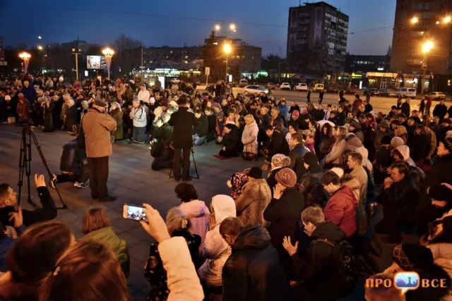 У Черкасах люди стали на коліна за мир в Україні (Фоторепортаж) — фото 1