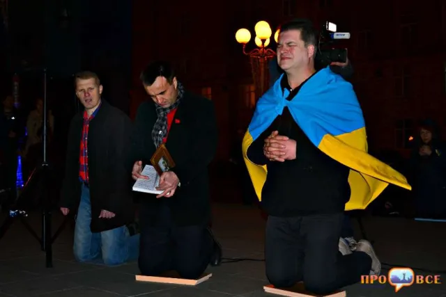 У Черкасах люди стали на коліна за мир в Україні (Фоторепортаж) — фото 3