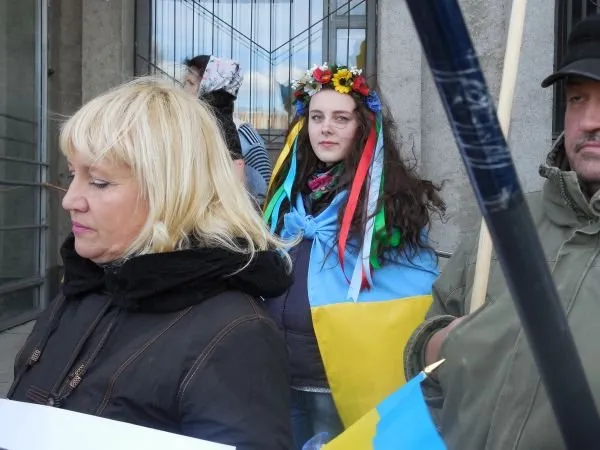 Третій день поспіль у Смілі збираються тисячні мітинги на підтримку територіальної цілісності та незалежності України (Фоторепортаж) — фото 1