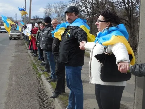 Третій день поспіль у Смілі збираються тисячні мітинги на підтримку територіальної цілісності та незалежності України (Фоторепортаж) — фото 3