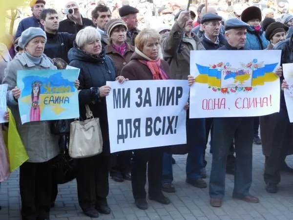 Третій день поспіль у Смілі збираються тисячні мітинги на підтримку територіальної цілісності та незалежності України (Фоторепортаж) — фото 5