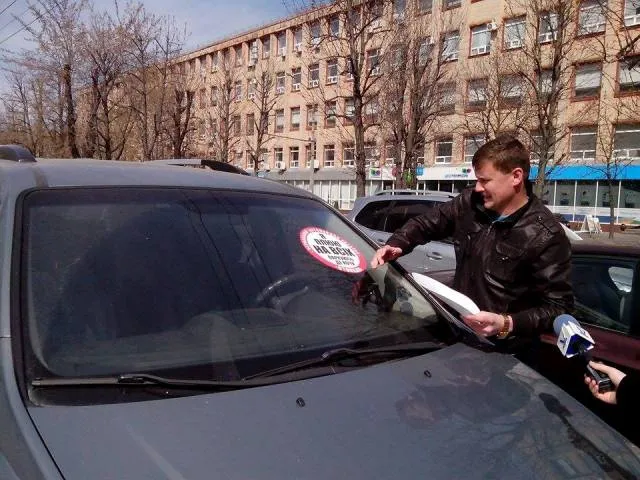Черкаські атомайданівці обклеїли наліпками автомобілі, що були неналежно припарковані біля мерії (Фото) — фото 2