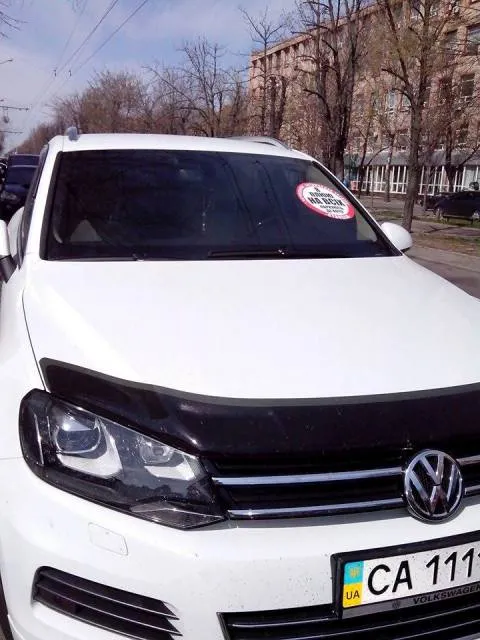 Черкаські атомайданівці обклеїли наліпками автомобілі, що були неналежно припарковані біля мерії (Фото) — фото 3
