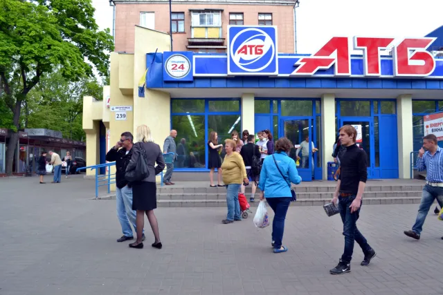 У Черкасах на всіх магазинах мережі АТБ відсьогодні замайоріли прапори України (Відео) — фото 1