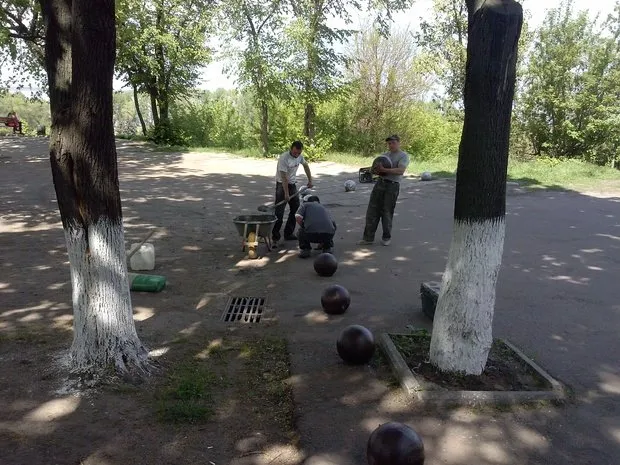 Замість шлагбаумів у сквері ім. Богдана Хмельницького встановили бетонні кулі — фото 1