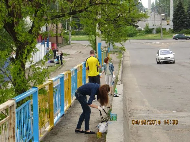 У Черкасах міст пофарбували у жовто-блакитні кольори (Фото) — фото 1