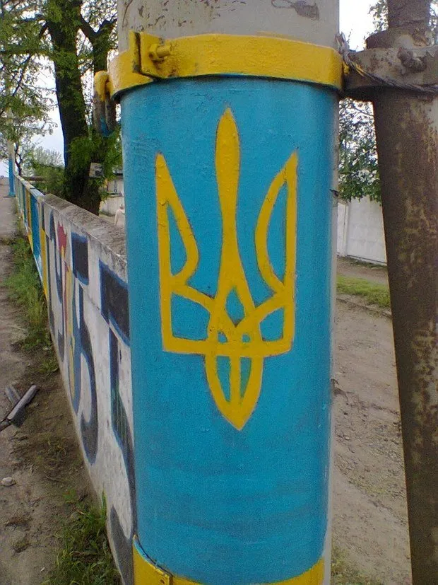 У Черкасах міст пофарбували у жовто-блакитні кольори (Фото) — фото 2
