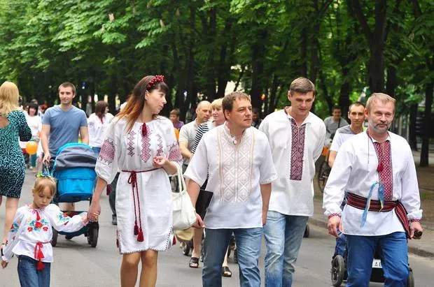 Черкаси приєдналися до Всеукраїнського маршу вишиванок (Фото) + (Відео) — фото 1