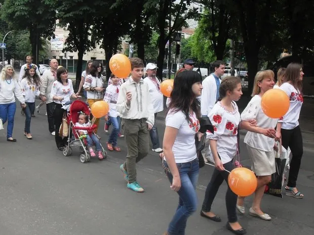 Черкаси приєдналися до Всеукраїнського маршу вишиванок (Фото) + (Відео) — фото 4