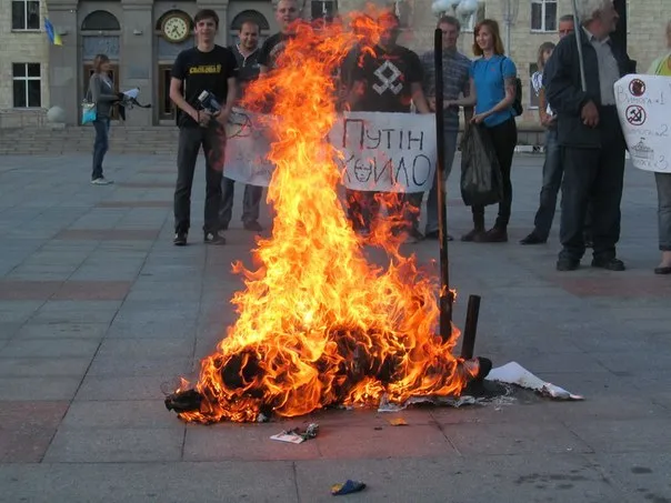 На Соборній площі спалили макет Путіна (Фото) + (Відео) — фото 2