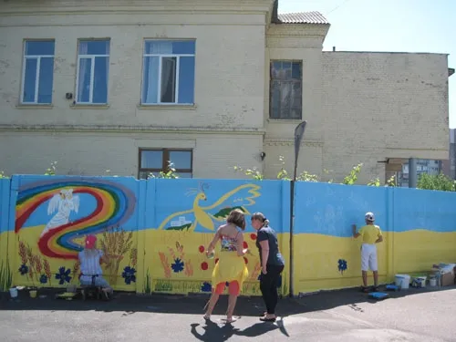 Замість сірого бетонного паркану – яскраве національно-патріотичне полотно (Фото) — фото 3