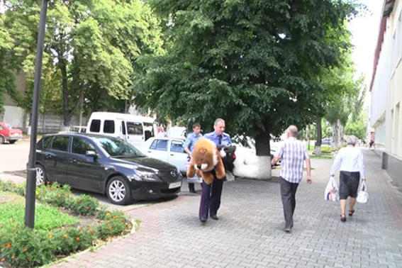Черкаські правоохоронці зібрали іграшки та одяг для дітей-переселенців (Фото) — фото 1