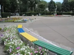 У сквері, за Черкаською ОДА встановили патріотичні лавочки — фото 1