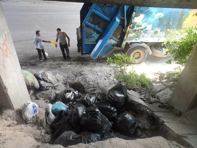 Група волонтерів-безхатьків прибрала раніше «орендовані» території під мостом (Фото) — фото 2