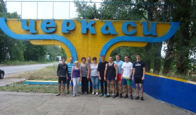 Податківці розфарбували стелу з написом «Черкаси» — фото 1