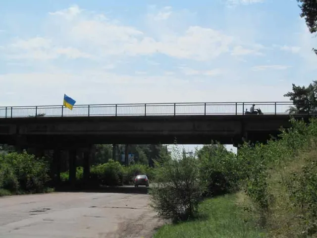 Черкаські школярі фарбують міст при в’їзді в місто (Фото) — фото 2