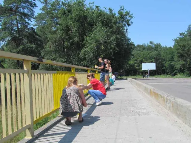 Черкаські школярі фарбують міст при в’їзді в місто (Фото) — фото 4