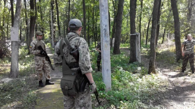 У Черкасах Правий сектор учив штурмувати будівлі (Фото) — фото 2