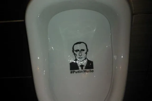 На пісуарі нанесли зображення Путіна — фото 1