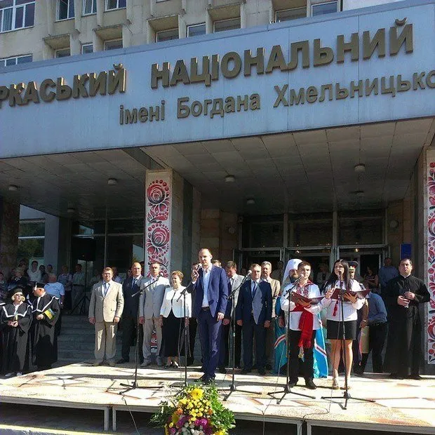 У Черкасах заклади міста у патріотичному дусі організували свято першого навчального року (Фото) — фото 1