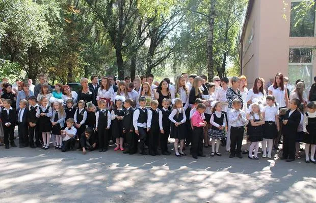 У Слов'янську на Донеччині відкрили відновлену черкаськими будівельниками школу, яка відтепер носить ім'я Тараса Шевченка (Фото) — фото 4
