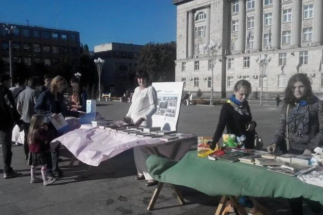 На Соборній площі міста проводять вуличний розпродаж, щоб допомогти військовим, які перебувають у зоні АТО (Фото) — фото 3