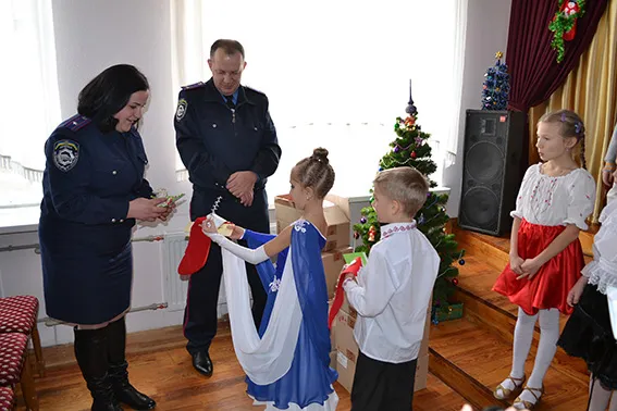 Співробітники ДАІ Черкащини завітали на свято Святого Миколая до Канівської школи-інтернату (Фото) — фото 1