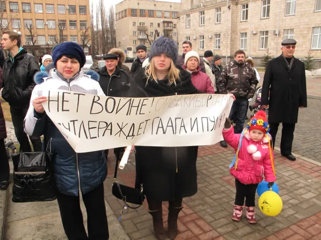 Трохи більше двох сотень черкащан, висловили свій протест проти російської агресії (Фото) — фото 6