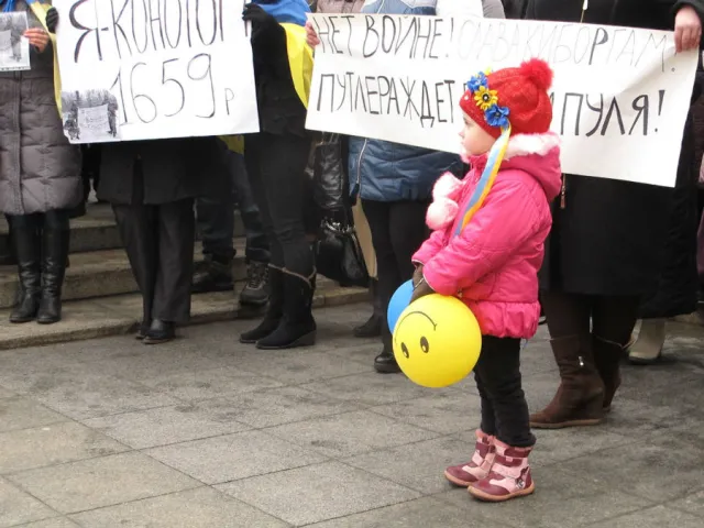 Трохи більше двох сотень черкащан, висловили свій протест проти російської агресії (Фото) — фото 8
