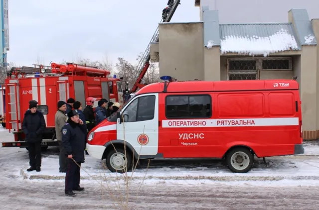 Рятувальники відпрацьовували вміння ліквідовувати наслідки вибуху багатоповерхівки (Фото) — фото 1
