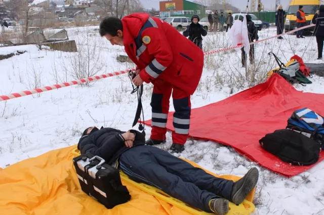 Рятувальники відпрацьовували вміння ліквідовувати наслідки вибуху багатоповерхівки (Фото) — фото 3