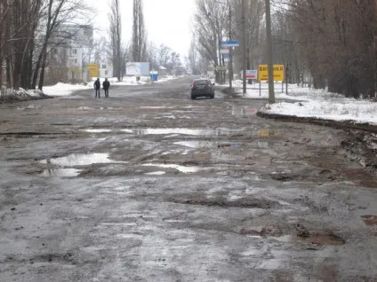 Черкащани обурені відсутністю дорожнього покриття на вулиці Сурікова (Фото) — фото 2