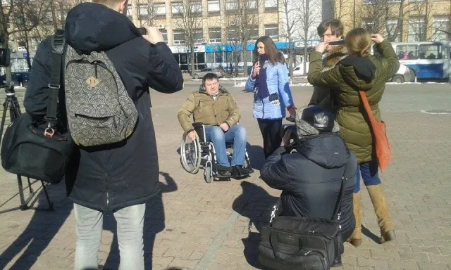 Черкаські журналісти зробили з депутатів інвалідів (фото) — фото 3