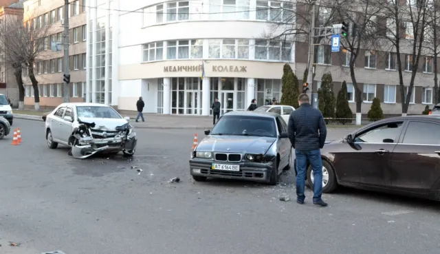 У Черкасах біля медколеджа трапилась подвійна аварія (фото) — фото 1