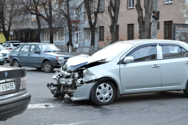 У Черкасах біля медколеджа трапилась подвійна аварія (фото) — фото 2