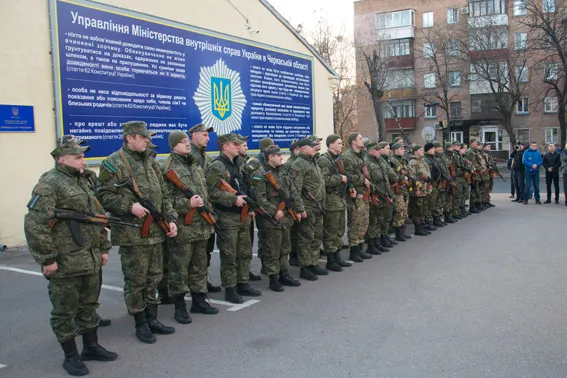 З Донбасу повернулися 40 черкаських міліціонерів (фоторепортаж) — фото 10
