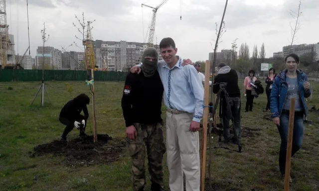«Автомайдан-Черкаси»створив на Митниці вишневу «Алею Героїв» — фото 2