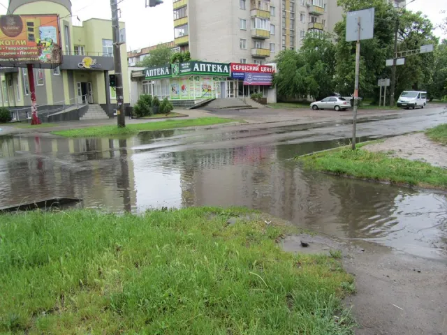 Дощ, який не припиняється від учора, спричинив на вулицях Черкас транспортний колапс (фото) — фото 1