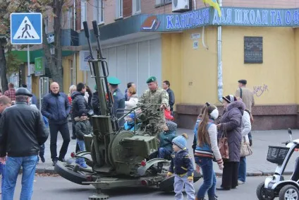 У Черкасах на центральній вулиці провели демонстрацію військової техніки і зброї(фото) — фото 13