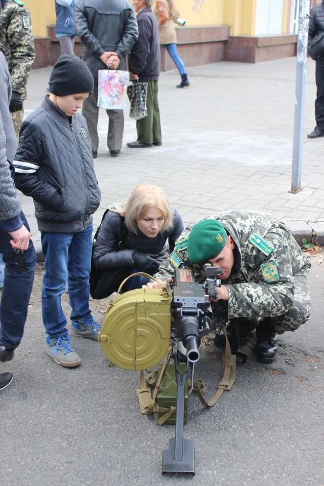 У Черкасах на центральній вулиці провели демонстрацію військової техніки і зброї(фото) — фото 8