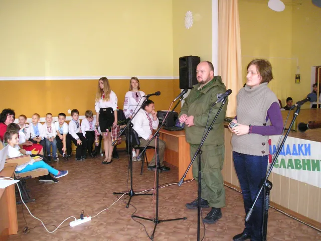 Бійці, які повернулись із АТО, розповідають школярам, що їх рятують дитячі обереги — фото 3