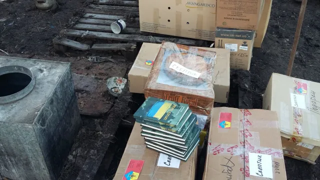 Черкаські автомайданівці спільно з керівником волонтерської групи «Поміч народу» розвезли новорічні подарунки нашим військовим на передовій,  привітавши зі святами навіть захисників опорних пунктів біля Донецького аеропорту — фото 1