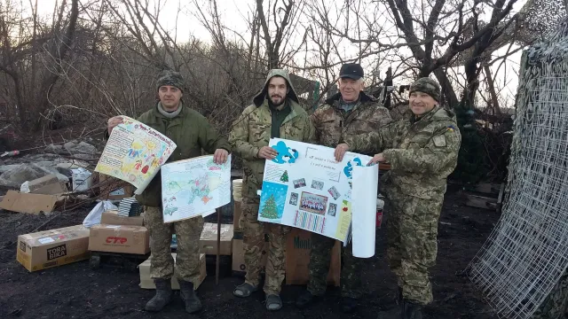 Черкаські автомайданівці спільно з керівником волонтерської групи «Поміч народу» розвезли новорічні подарунки нашим військовим на передовій,  привітавши зі святами навіть захисників опорних пунктів біля Донецького аеропорту — фото 2